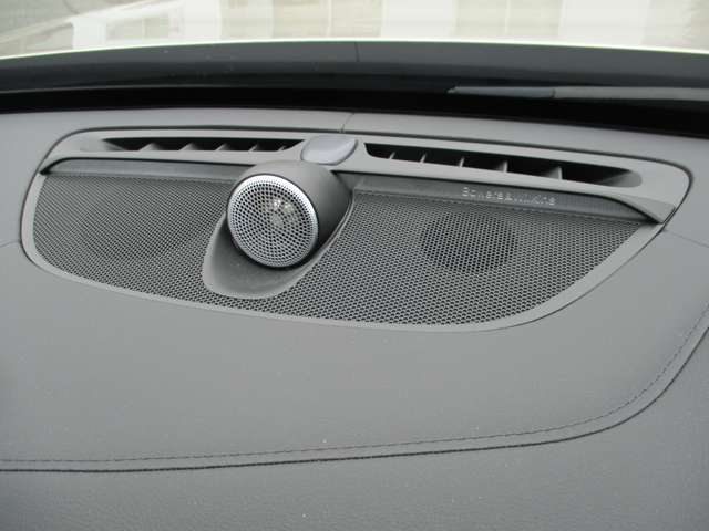 BowersWilkinsオーディオシステムは、可能な限り最大限リアルで臨場感溢れるサウンドを実現するために生み出され、車内のどこに座っていても驚くほどにクリアでリアルな音楽を楽しむことができます。
