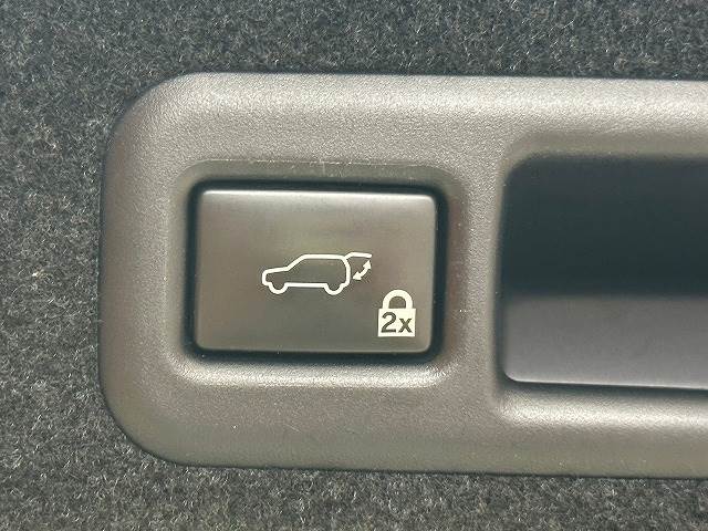 【電動リアゲート】がついているので両手に荷物があってもワンタッチでトランクを開けれますね。