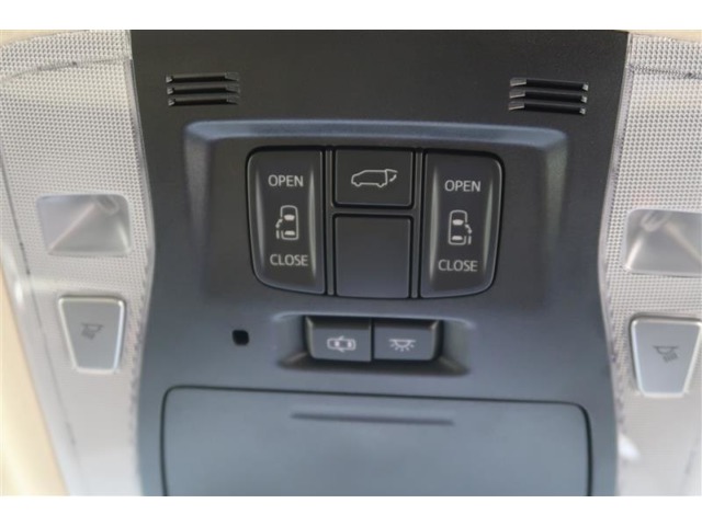 【パワーバックドア】車内に設置したスイッチやパワーバックドアのスイッチを押すことで、リアゲートの開閉が自動！！