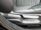 運転席シ－ト座面は上下アジャスタ－付です。お好みの位置に調整可能です。