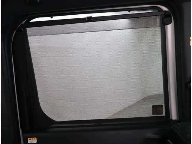 【機能】左右のスライドドアには日差し軽減効果のある収納式のサンシェードが付いています。