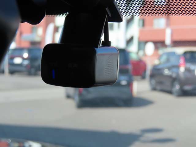 いくら安全運転をしていても、事故に巻き込まれることもあります。万が一の時に証拠として使えるドライブレコーダー、日産純正品がついています。