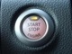 プッシュエンジンスターターボタンです。インテリジェントキーを携帯してブレーキを踏みながらボタンを押すだけでエンジンが始動します。エンジンを停止させる時もボタンをプッシュするだけで可能です。