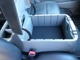 運転席と助手席の間に、センターコンソール（後席用カップホルダー３個付）が装備されています。