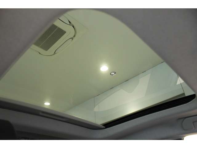 スライディングガラスサンルーフ装備(手動サンシェード付) 車内を明るく開放的な空間にしてくれます。