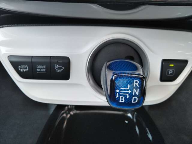 軽い操作感で、ドライバーの手によく馴染むシフトレバー。ボタン操作でEV/HVモードも簡単切り替え！エコ・パワー・ノーマルモード切替ボタン付。