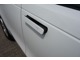 Range Rover Velar で初めて採用されたこのドアハンドルは、キー フォブで操作するか、またはドア ハンドルのボタンを押すまでは、ボディワークと面一状態を保っています。