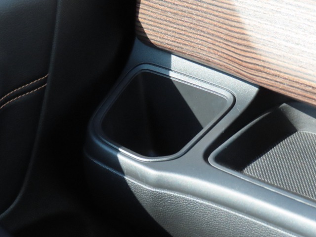 【助手席側ドリンクホルダー】インパネトレーの左端には助手席用のドリンクホルダーがついています。飲み物に嬉しいエアコン吹き出し口前の配置です。