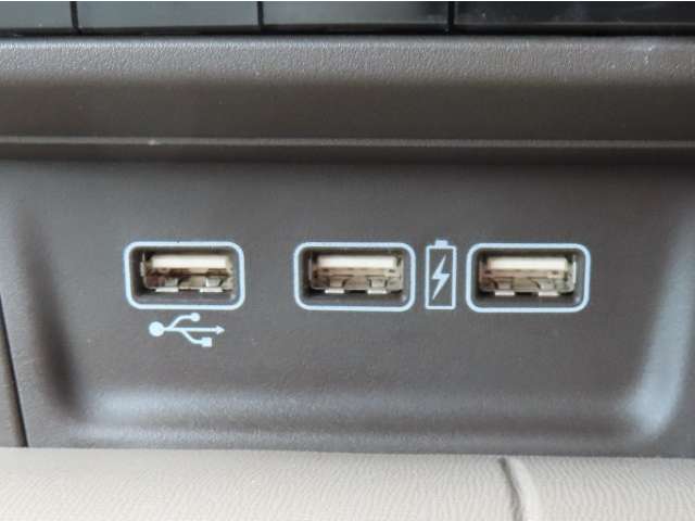 【USBジャック】音楽・動画再生用USBジャックに、急速充電対応タイプの充電専用USBジャックがついています。
