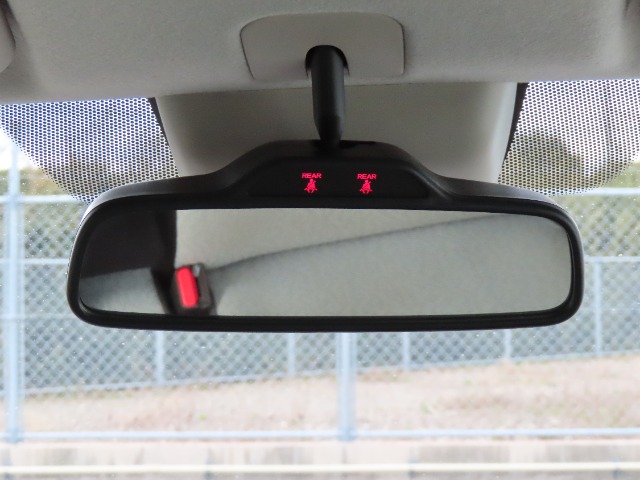 【後席シートベルト締め忘れ警告灯】後席からも見やすいルームミラー上部のランプでお知らせし、シートベルトの着用を促す便利な機能です。