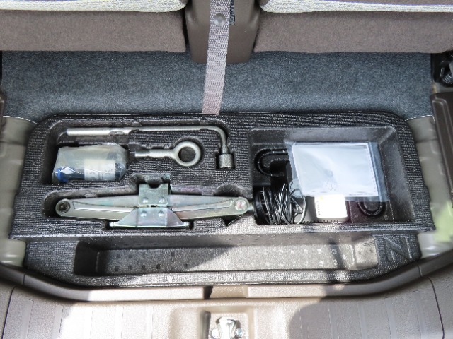 【車載工具】パンクなどのもしもの時に役立つ車載工具があります。ジャッキなどが装備されています。