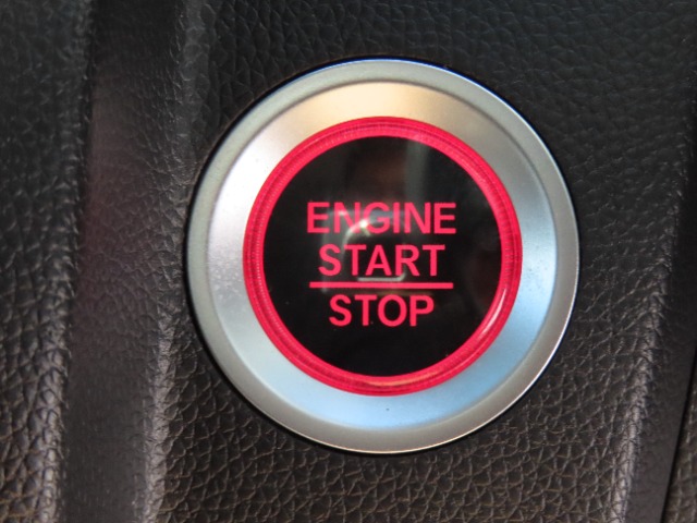 【プッシュエンジンスタート】スマートキーを携帯していればスイッチを押すだけで、エンジンの始動・停止が可能。キーをバッグから取り出して差し込む手間がいりません。