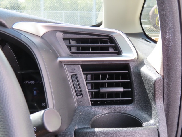 【エアコン吹き出し口】運転席側のエアコン吹き出し口です。風量や風向を調整できるツマミがついています。