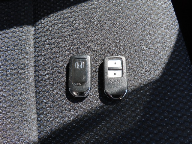 【スマートキー装備】キーを携帯していれば、前席のドアハンドルを握るだけでドアが解錠します。
