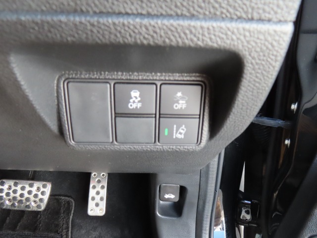 【スイッチ類】VSAシステム（横滑り防止機能）・CMBS（衝突軽減ブレーキ）・路外逸脱防止機能の切り替えスイッチがあります。