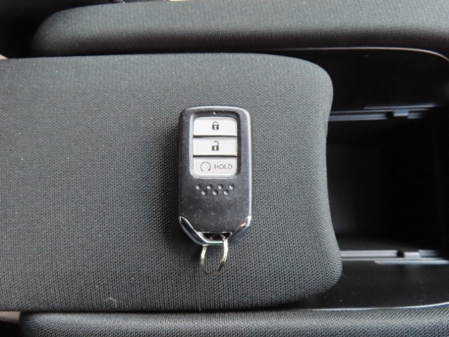 【スマートキー装備】キーを携帯していれば、前席のドアハンドルを握るだけでドアが解錠します。