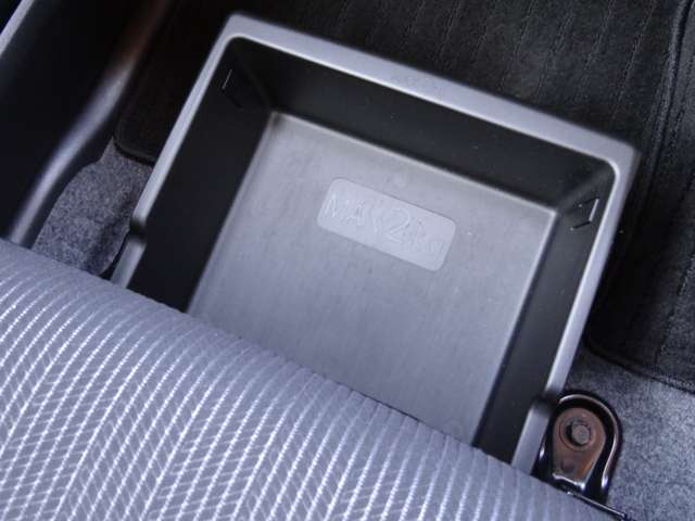 助手席座面下にはスライド式収納BOXが有り、ドライブ用のシューズなど保管できます。