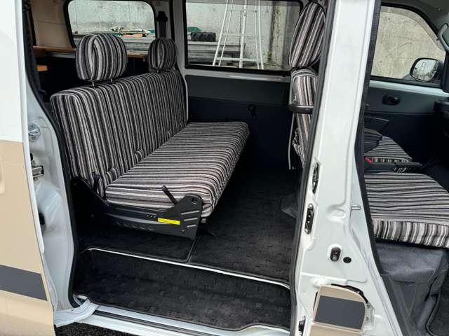 通常走行モードキャンパー専用の後席シート（REVOシート）※。ISO FIXチャイルドシート装着可能です。