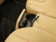 格納式のリア・アームレストと、リアシート中央前部のクッションに内蔵されたカップホルダーは、長距離ドライブにはとくに役立ちます。カップホルダーは、使用しないときにはシートクッションに格納しておけます。