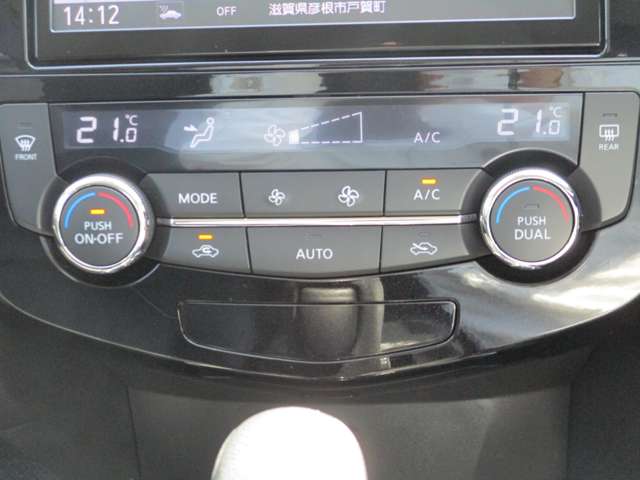 見やすいデジタル表示のオートエアコン！暑い時・寒い時も設定した温度に車内を自動で調節。快適なドライブをサポートしてくれます♪