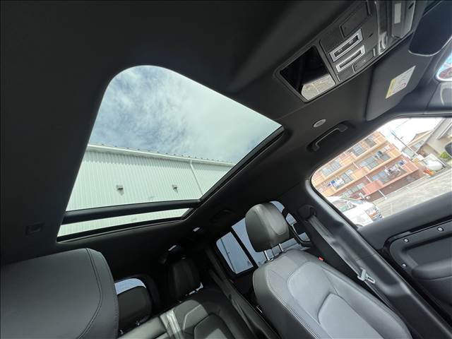 開閉式ルーフです！車内に気持ちいい自然光が差し込み、頭上に広がる風景をお楽しみいただけます。 快適な車内温度を維持し日差しから乗員とインテリアを守るダークカラーのガラスを装備しております！
