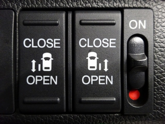 運転席からもスライドドアをボタン操作でスピーディーに開閉できます！またスマートキーでも操作できるので便利です。