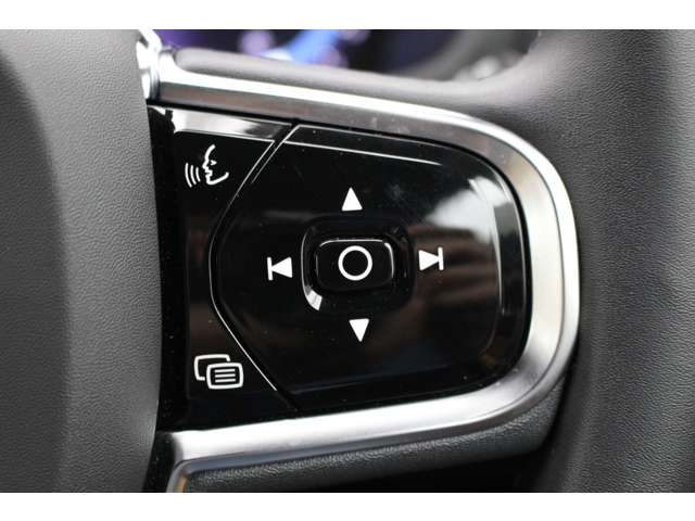ステアリング右のスイッチは、ナビゲーションやオーディオ、電話などの機能をコントロールできます。音声でのコントロールにも対応しています。
