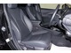 【運転席】ブラックを基調としたインテリアにブラックのレザーシート（合皮※メーカー基準）。シートリフターで座面の高さを調整可能です。シートヒーター・純正フロアマット付です。