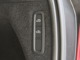 オートレベライザーは走行中に車両のサスペンションと衝撃吸収特性を自動的に制御して、快適性と機能性を最適な状態に保ちます。荷積みや乗り降りをしやすくするために、手動で車高を調節することもできます。