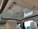 【パノラミックルーフ】後席まで広がるパノラミックルーフは遮るものがなく、開放的な車内空間を提供致します。