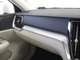 ダッシュボードには、V60 Cross Country T5 AWDの躍動感あふれるキャラクターにマッチする、金属の輝きが美しいアイアンオレ・アルミニウム・パネルが装備されています。