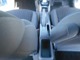 フロントシートの間に設置されたセンターコンソール！サイドブレーキも分かりやすい位置に配置！小物入れも配置されているので便利に活用できます！運転席にはアームレスト採用！