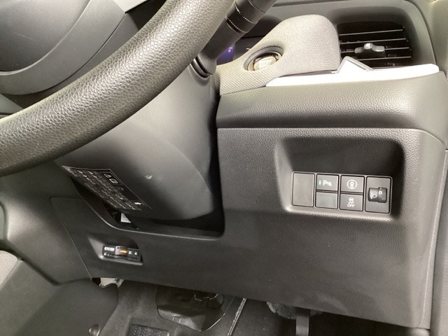 左側に高速で便利なETCがあり、横滑りを防ぐＶＳＡなどのスイッチは、運転席の右側、手の届きやすい位置にあります。