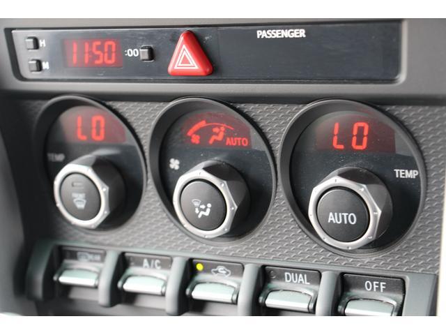 左右独立温度調整機能付きフルオートエアコン。乗る人それぞれの体調や温感の違いに合わせて運転席・助手席で別々の温度設定が可能。