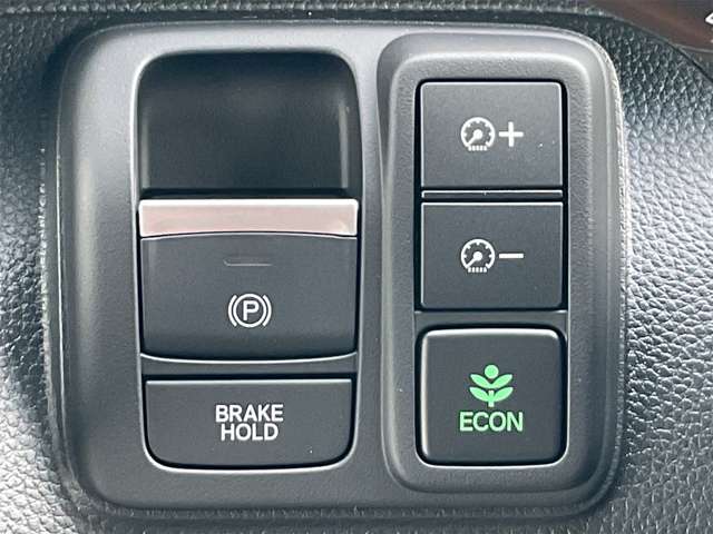 “パーキングブレーキ”はスイッチを引くと作動し、アクセルを踏むだけで自動解除。また“ブレーキホールド”スイッチを押すとペダルから足を離しても停車状態を維持。アクセルペダルを踏めば、解除されます。