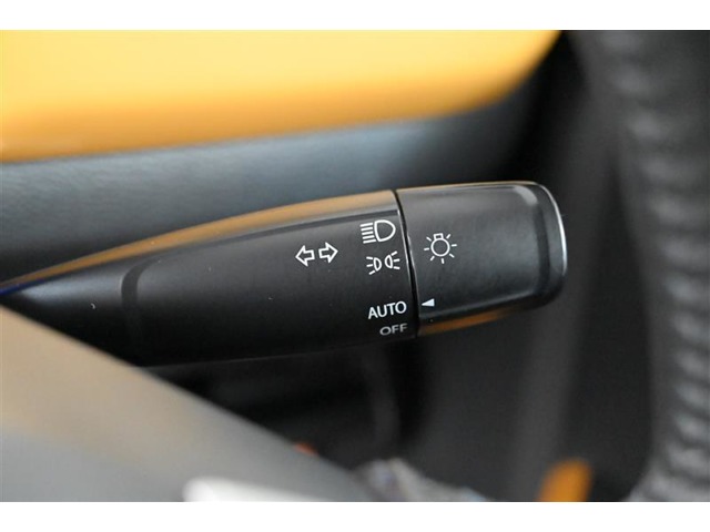 ◇ライトスイッチです。 オートライトシステム（ＡＵＴＯ）は、エンジンが「ＯＮ」の時に使用でき、車外の明るさに応じてヘッドライトや車幅灯が自動的に 点灯・消灯します。