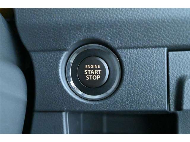 エンジンスイッチです。 ◆携帯リモコンキーを携帯していれば、ブレーキを踏みながらボタンを押すだけでエンジンを始動できます。鍵を取り出す必要がないので便利です。