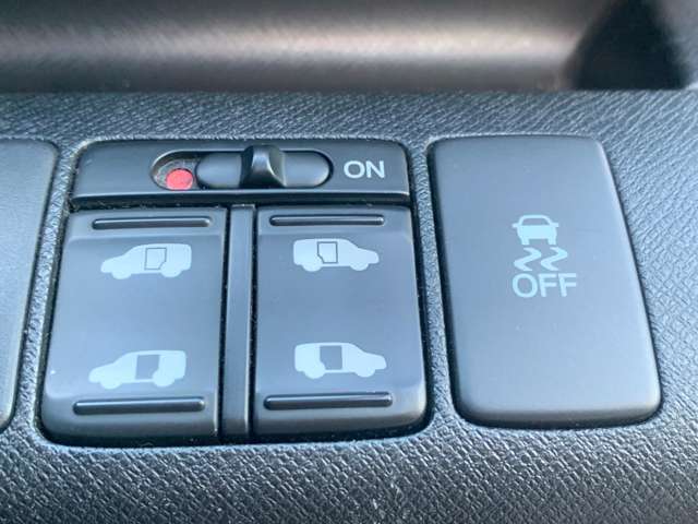 両側パワースライドドアになりますので利便性◎です♪運転席側のスイッチやキーで開け閉めが可能でございます♪小さなお子様でも安心して乗り降りすることが出来ます♪