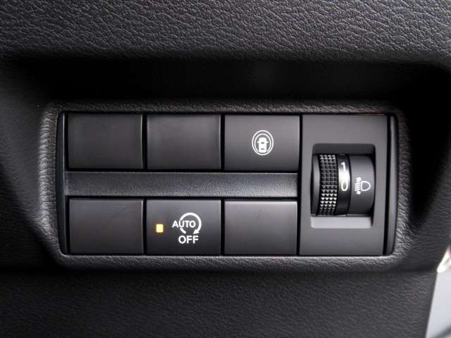 セーフティシールドボタンは、車線逸脱警報をカットしていてもスイッチ一つで復帰。アイドリングストップにヘッドライトレベライザーも装備。