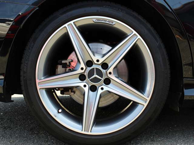 タイヤへの窒素ガス充填もオプションメニューでご用意しております。空気に比べて抜けにくく、温度差による空気圧の変化も抑えられる効果が期待できます。