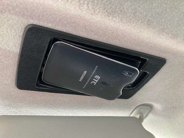 ETC車載機は運転席のバイザー裏に取り付けられております。これはマツダの特許にての取り付けで、盗難防止に役立ちますし、邪魔になる事にもなりません！