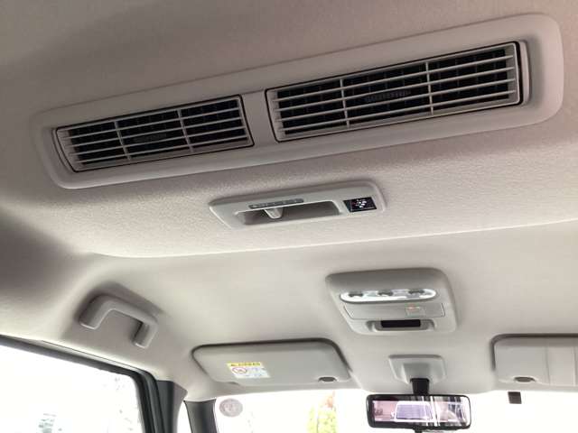 リヤシーリングファン ルーフに取り付けたファンで、風を後席にも送風。空気を効率的に循環させることで、室内空間の温度を均一に保ちます。