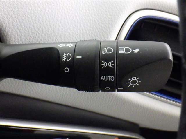 点灯忘れも防止できるオートライトコントロール機能がついています