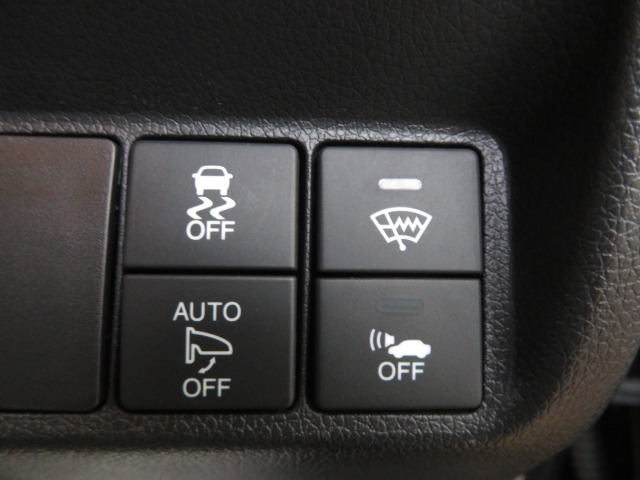 オートリトラミラーや横滑りを防ぐVSA等のスイッチ類は運転席の右側、手の届きやすい位置にあります。