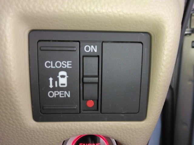 リア左側、パワースライドドア搭載！ドアハンドルを少しだけでリアドアが自動開閉します。運転席にあるスイッチで操作することもできます。