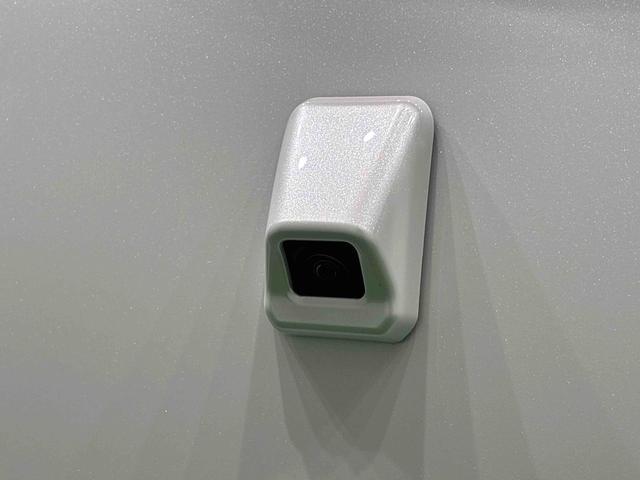 ナビゲーションを装着することでバックするとき後方の安全確認ができるバックカメラが付いてます