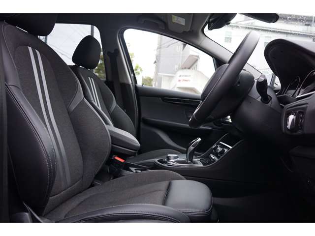 上質なハーフレザーで仕立てられたシートは座り心地もよく、前席側にシートヒーター機能など、オーナー様の最適なドライビングポジションを提供致します。