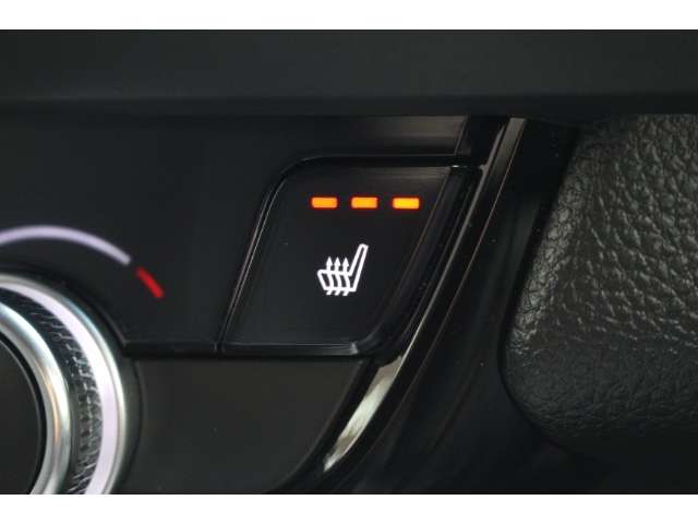 運転席・助手席には温度調整があるシートヒーターも装備しています。