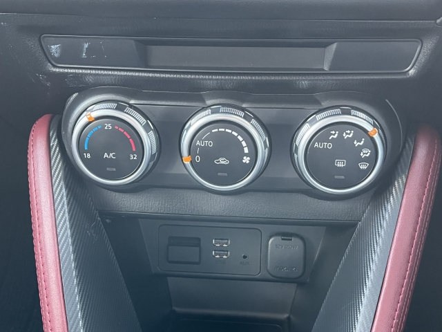 車内温度を設定すれば温度・風量と自動に設定してくれるオートエアコンはとっても便利な装備ですね♪