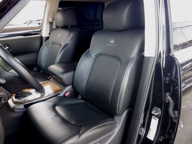 全席ブラックレザーシート（グラファイトレザー）で、フロントシートはパワーシート＆ヒーター装備です。